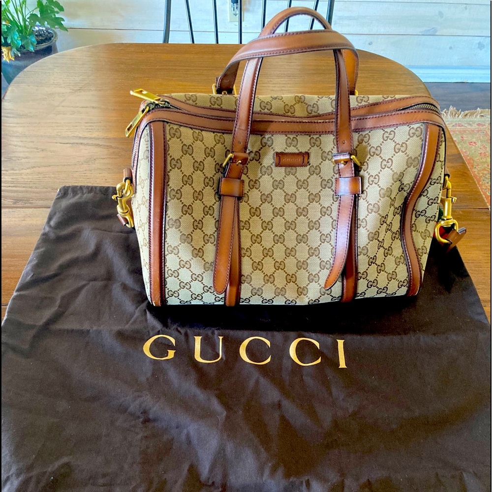 Beautiful Gucci purse with shoulder strap